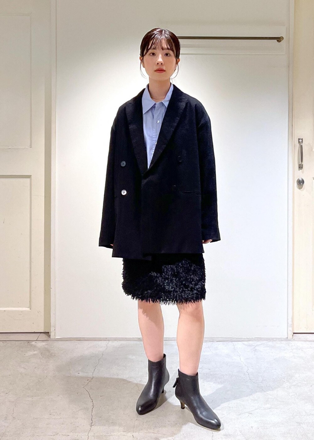 「新作、Americana for SALON、Americana、近江晒、ウール、フェザー、ミニバッグ、クラッチバッグ、REMME、ブラック、ジャケット、オーバーサイズ、ダブルボタン、ブルー、シャツ」|「SALON adam et rope'のフェザーレイヤードスカート/ミニスカート【洗える】(スカート、ブラック系)」を使った、michiruさん(レディース・156cm)の夏コーディネートの7枚目の写真