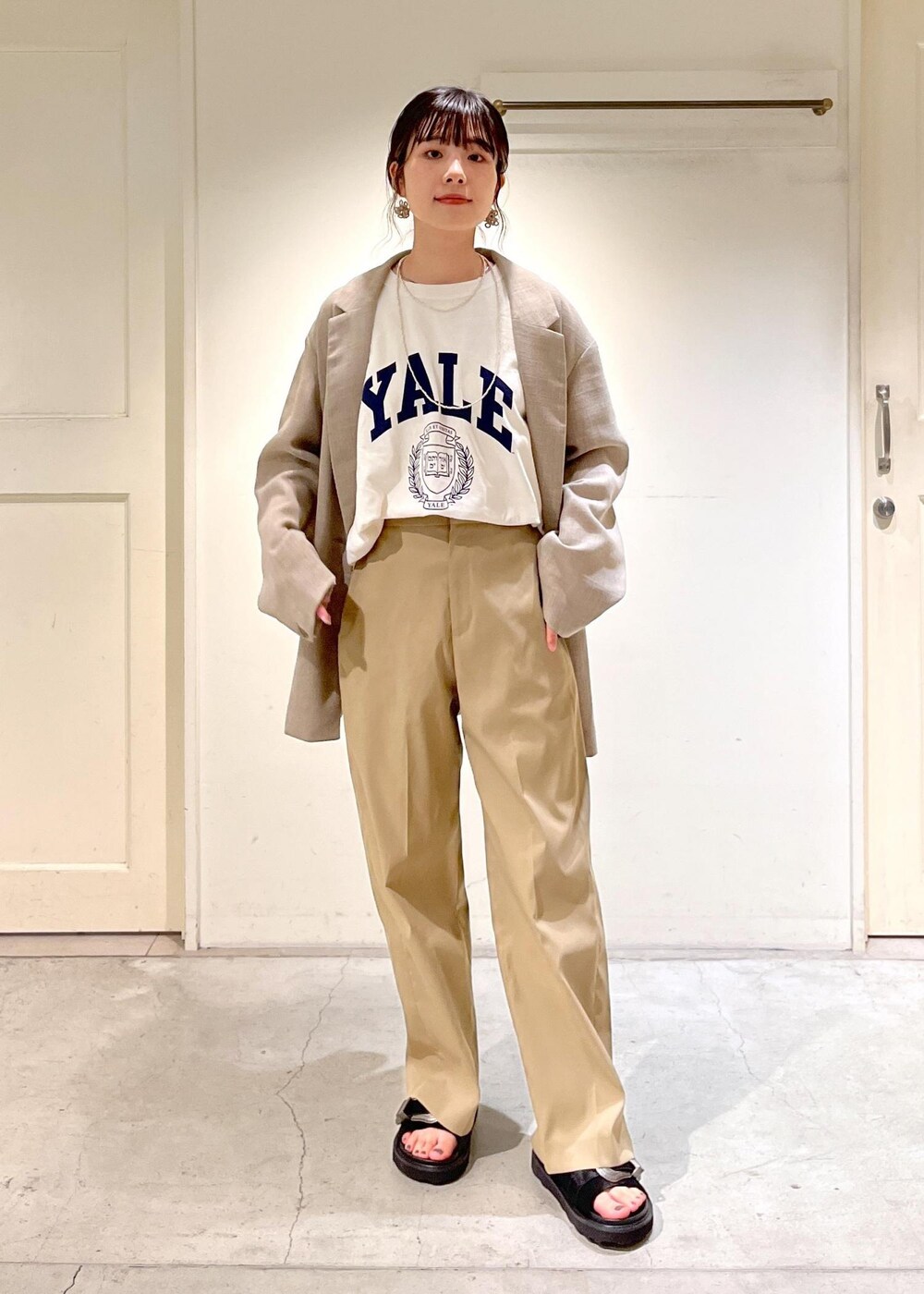 「24SS春の新作、UP + LIKE LINEN、GOOD ROCK SPEED、YALE、別注、MOHI、KARL BLOSSFELD、トートバッグ、サロンアダムエロペ、24SS_SALON_OUTER、春アウター、ERICKA NICOLAS BEGAY、ナバホパール、シルバーアクセサリー、ベージュ」|「SALON adam et rope'の【KARL BLOSSFELD】フォトプリントトートバッグ(トートバッグ、ホワイト系)」を使った、michiruさん(レディース・156cm)の冬コーディネートの6枚目の写真