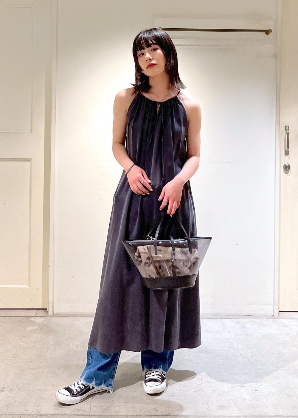 「24SS春の新作、GENTLE SILK、ジェントルシルク、2way、キャミワンピース、チャコール、KURO for SALON、KURO、別注、デニム、ブルー、パンツ、BAGMATI、バグマティ、クリアバック」｜「KUROの【KURO for SALON（クロ）】別注OPTIMA WASH/デニムパンツ（デニムパンツ、ブルー系）」を使った、michiruさん（レディース・156cm）の冬コーディネートの2枚目の写真