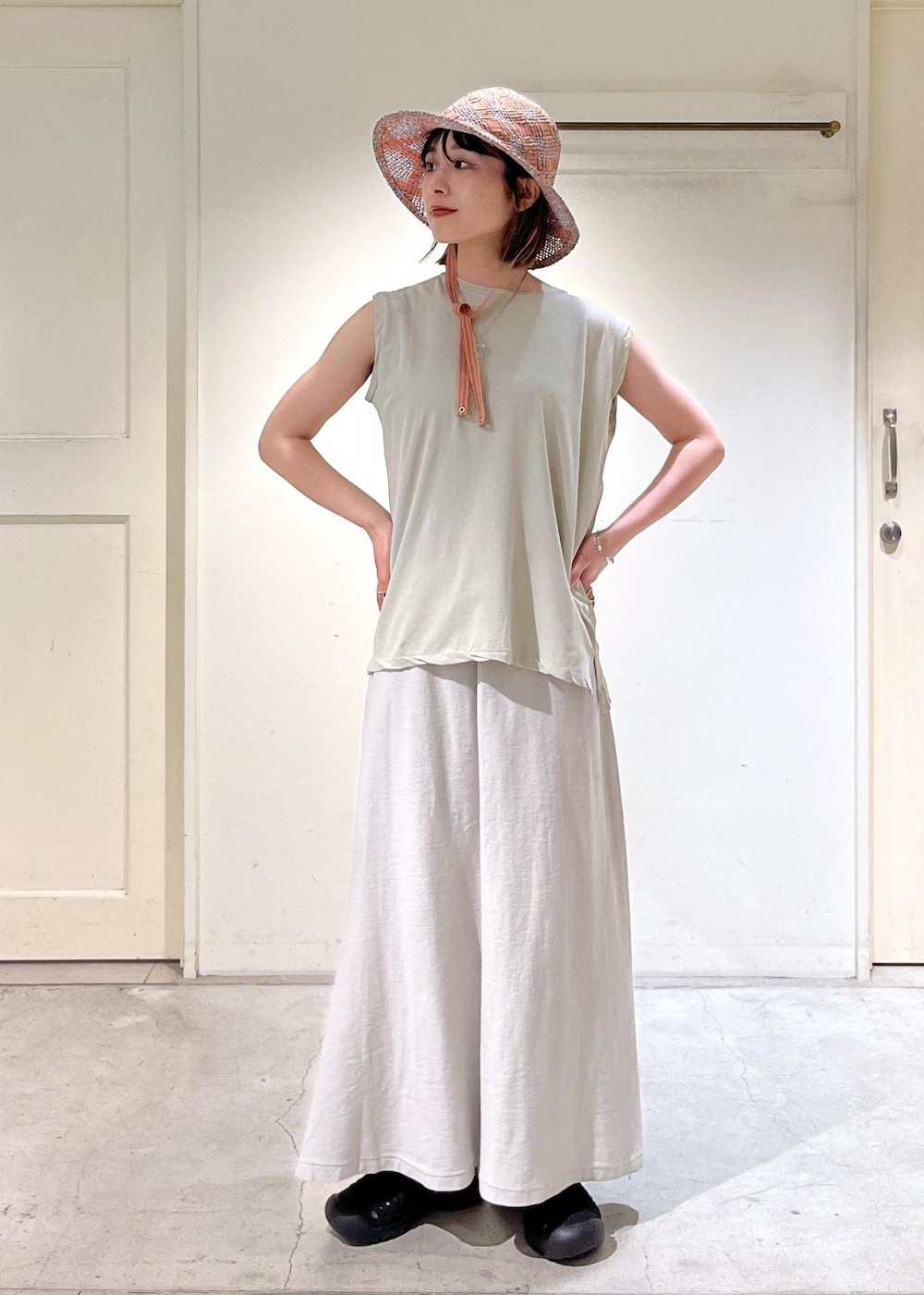 「GREYCHORD、SOFIE、グレー、HANNA、KEEN、SAN JUAN SANDAL 2、サンダル、La Maison de Lyllis、FONTANA、ハット、IZIPIZI、サングラス、ノースリーブ、スカート、ブラック」｜「KEENの【KEEN（キーン）】SAN JUAN SANDAL 2（サンダル、ブラック系）」を使った、michiruさん（レディース・156cm）の春コーディネートの2枚目の写真