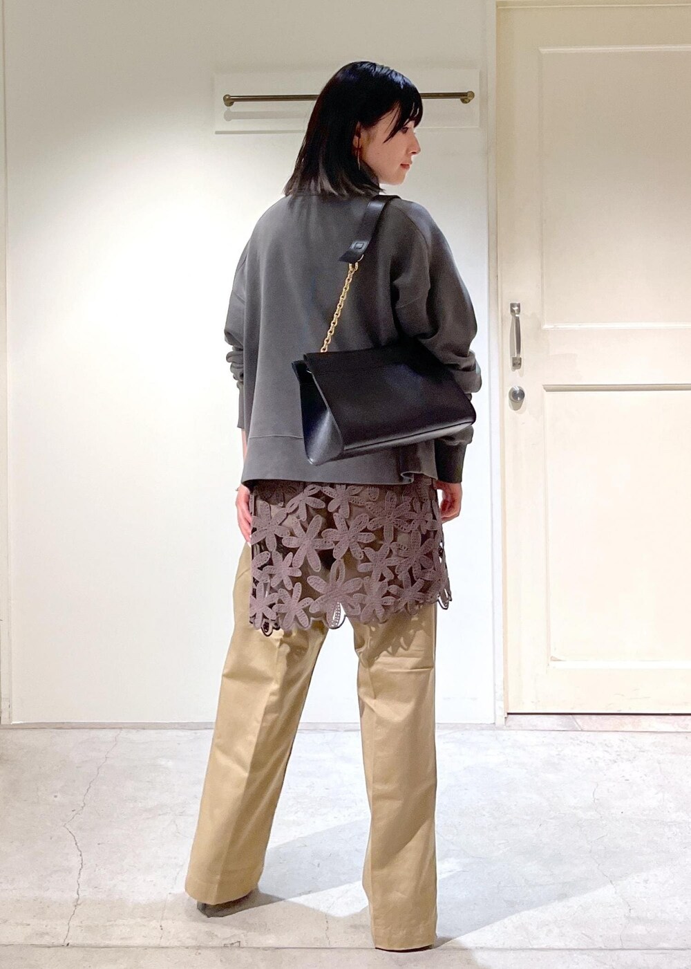 「新作、ハーフジップ、ロゴ、ラップスカート、Americana for SALON、Americana、チノパンツ、チェーンバッグ、クラッチバッグ、ヒール、グレー、長袖、チャコールグレー、ベージュ、ワイド」｜「AMERICANAの【Americana for SALON】別注サイドラインチノパンツ（チノパンツ、ベージュ系）」を使った、michiruさん（レディース・156cm）の秋コーディネートの5枚目の写真