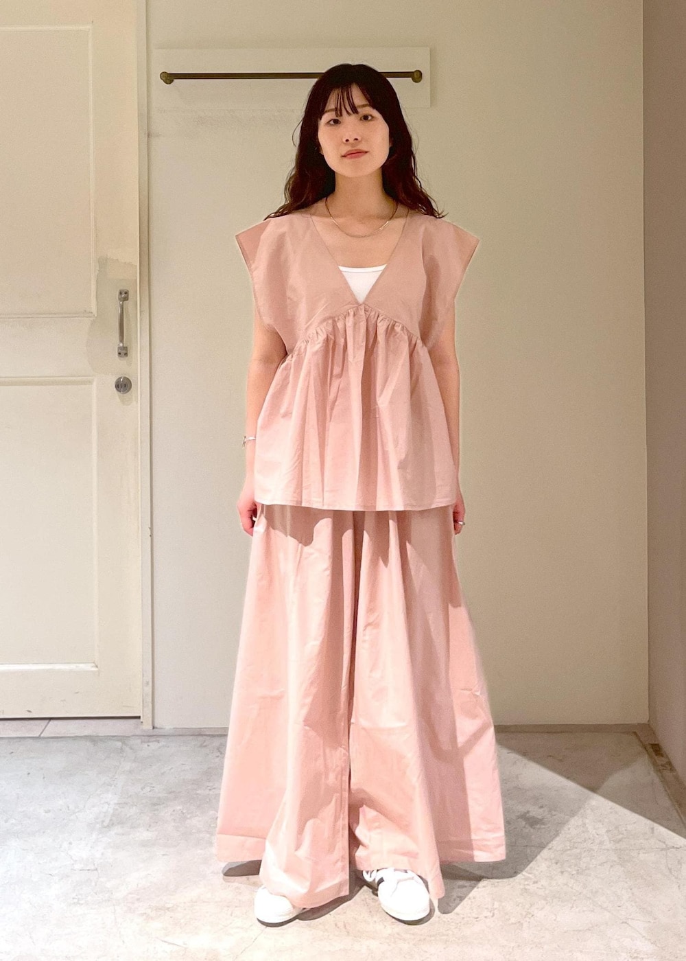 「baserange、ベースレンジ、ピンク、Primaveil、adidas、SUPERSTAR82、CABLE TOP、CABLE PANTS、春コーデ、初夏コーデ、夏コーデ、デートコーデ、お出かけコーデ、旅行コーデ、推し活コーデ」｜「adidasの【J'aDoRe・店舗限定】【adidas（アディダス）】SUPERSTAR82（スニーカー、ホワイト系）」を使った、michiruさん（レディース・156cm）の春コーディネートの6枚目の写真
