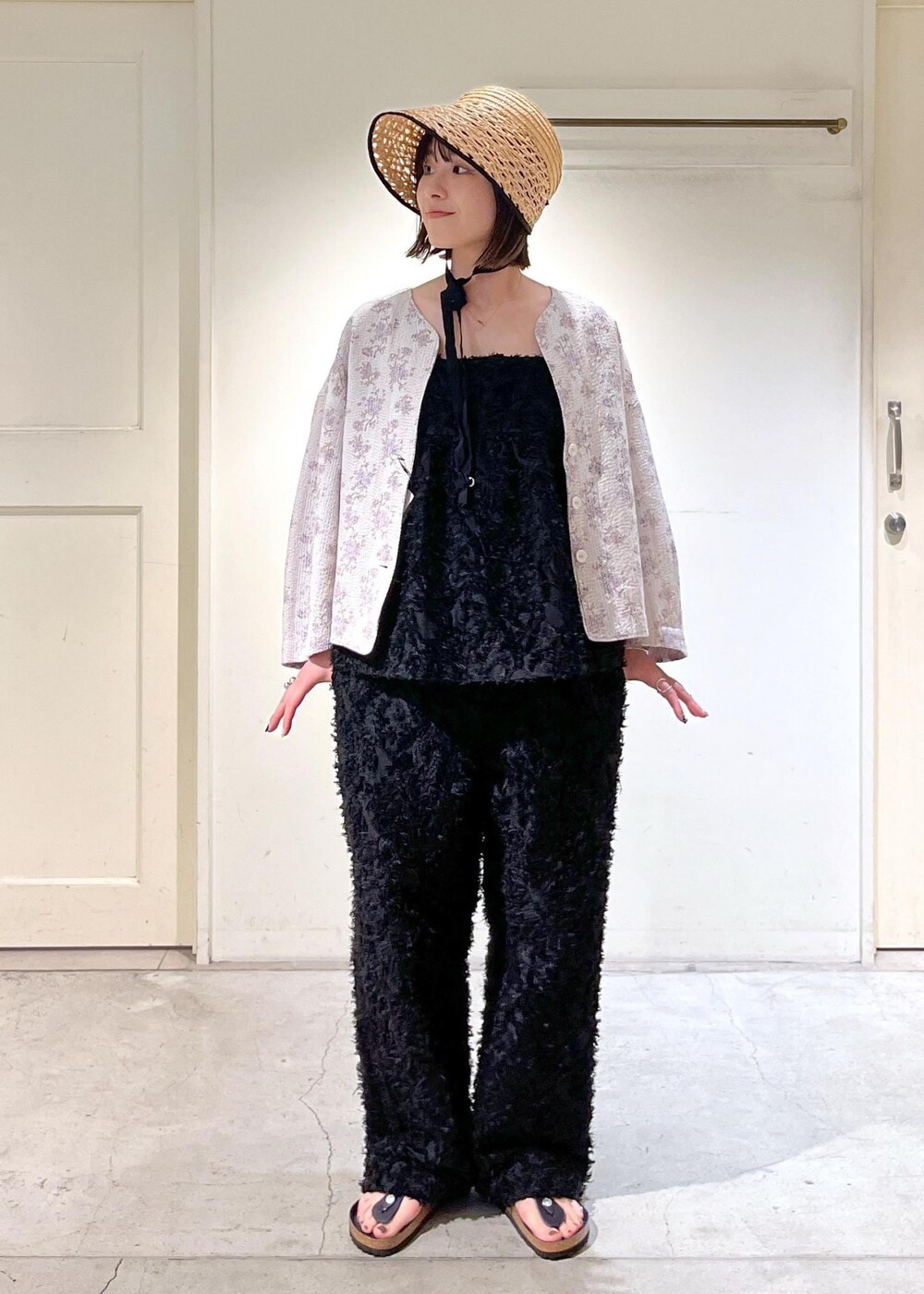 「Pheeta、ジャケット、リバーシブル、ラベンダー、KIRYU、キャミソール、ジャガード、BIRKENSTOCK、Gizeh Big Buckle LEOI、chisaki、麦わら帽子、Ryou、ブラック、ノースリーブ、パンツ」｜「SALON adam et rope'のKIRYUコーラルフラワーカットジャガードキャミソール【セットアップ対応】（キャミソール、ブラック系）」を使った、michiruさん（レディース・156cm）の春コーディネートの5枚目の写真