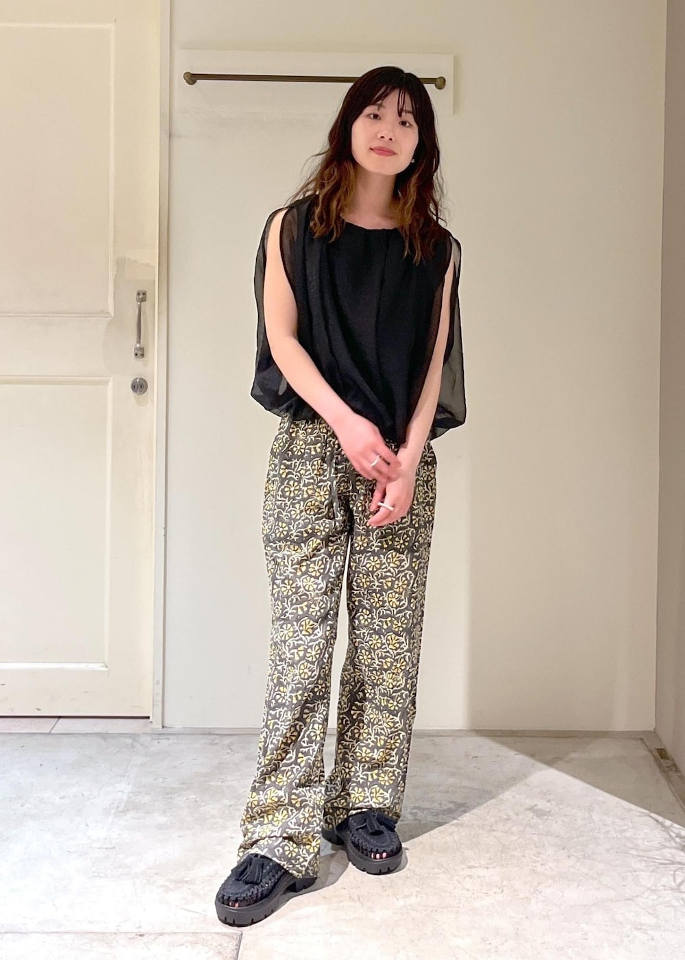 「COUTURE D'ADAM、Block print trousers、柄パンツ、KEEN、UNEEK PLT TASSELL、タッセル、ミニバッグ、レザー、春コーデ、初夏コーデ、夏コーデ、デートコーデ、お出かけコーデ、旅行コーデ、アウトドアコーデ」｜「SALON adam et rope'のスプリットレザードロストミニショルダー/巾着バッグ（ショルダーバッグ、ブラック系）」を使った、michiruさん（レディース・156cm）の春コーディネートの9枚目の写真