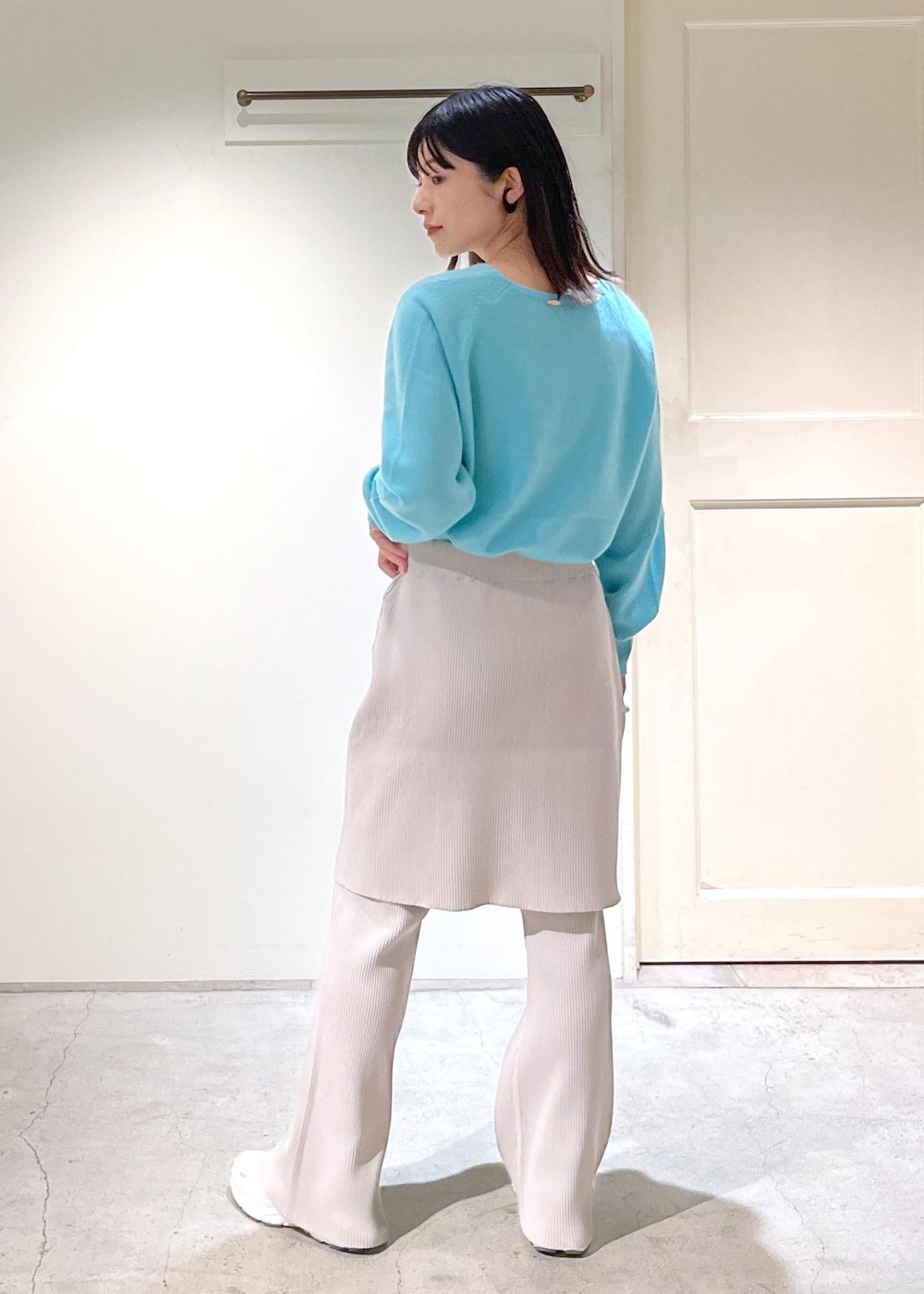 「カシミヤ、ニット、プルオーバー、Ｖネック、サックス、リブ、パンツ、レギンス、ライトグレー、MOONSTAR、810s、ホワイト、TRASDEN、レザー、秋コーデ」｜「SALON adam et rope'の【追加】レザーボックスショルダーバッグ（ショルダーバッグ、グレー系）」を使った、michiruさん（レディース・156cm）の秋コーディネートの4枚目の写真