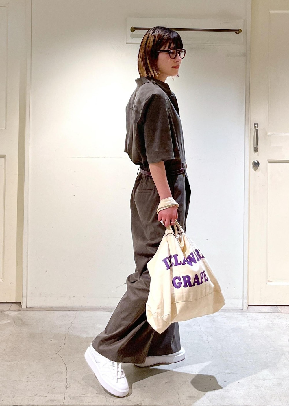「カーキ、アメリカンスリーブ、タンクトップ、パープル、Smile Cotton、TORY LEATHER、ベルト、New Balance、CT302C、BAGNATI、ホワイト、トートバッグ、オールインワン、スニーカー、サロンアダムエロペ」｜「SALON adam et rope'の【Smile Cotton】カップ付きアメリカンスリーブタンクトップ（タンクトップ、パープル系）」を使った、michiruさん（レディース・156cm）の春コーディネートの7枚目の写真