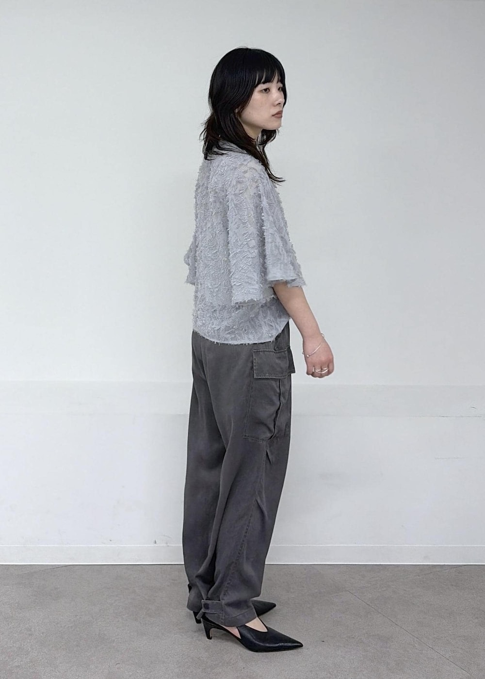 ベージュ系のショルダーバッグ、グレー系のその他パンツ、グレー系のシャツ/ブラウスを着用したレディースの春コーディネートの7枚目の写真