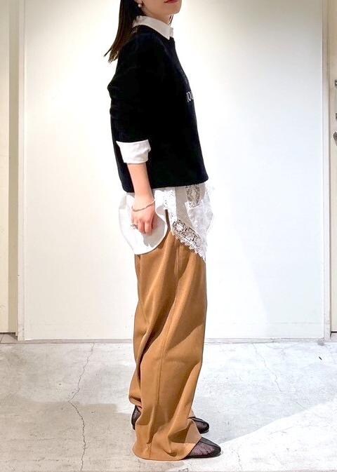 「CreamyCotton、クリーミーコットン、プルオーバー、オーガニックコットン、ブラック、シャツ、レース、ホワイト、Baserange、ベースレンジ、ブラウン、REMME、フラットシューズ、初春コーデ、春コーデ」｜「REMMEの【REMME(レメ)】メッシュフラットシューズ（パンプス、ブラック系）」を使った、michiruさん（レディース・156cm）の冬コーディネートの4枚目の写真