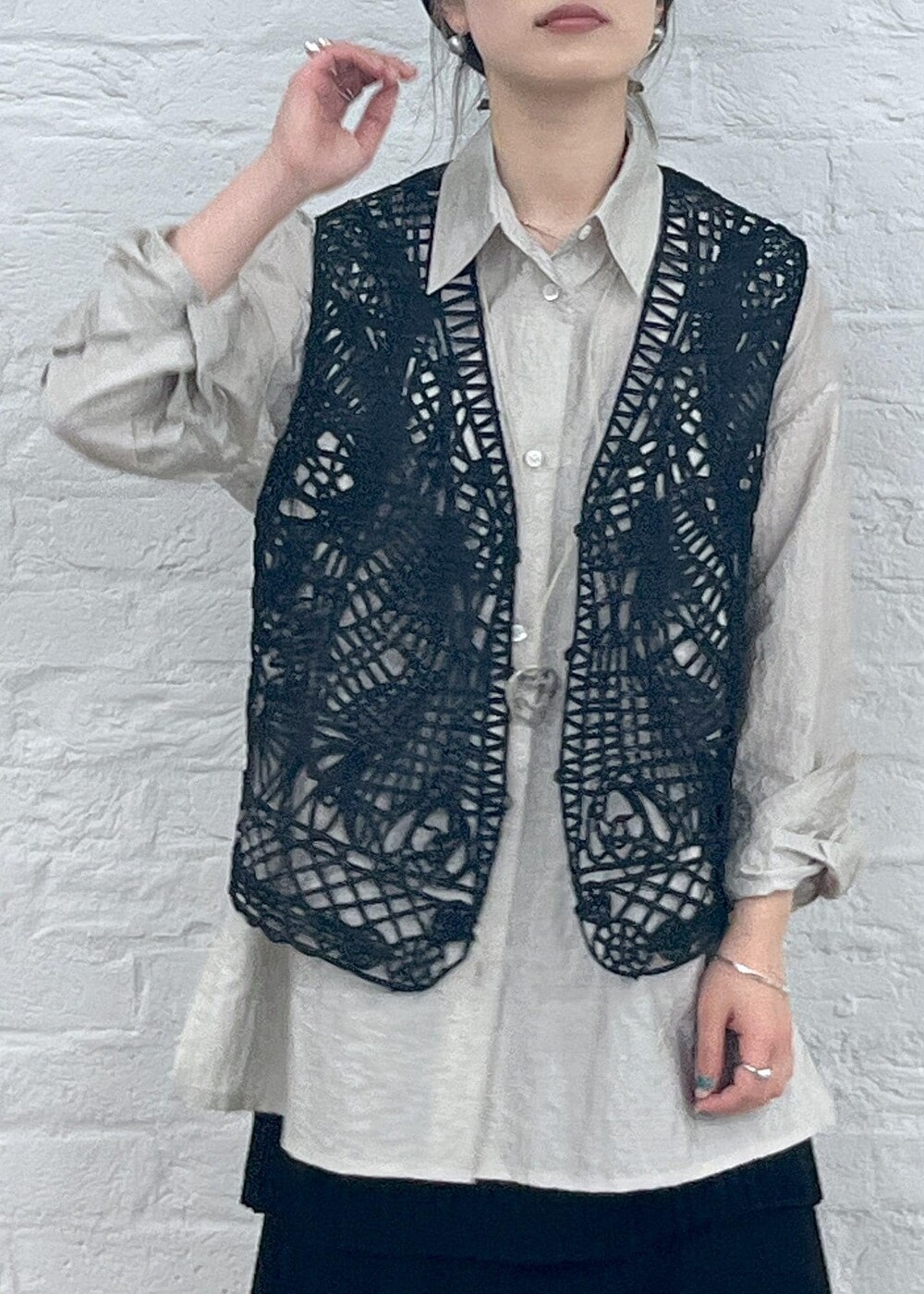 「24SS春の新作、Americana for SALON、Americana、アメリカーナ、別注、2way、カシュクール、レース、ジレ、サロンアダムエロペ、プリーツ、フラットシューズ、Gabriela Coll Garments、ガブリエラコールガーメンツ、24SSSALON展示会」｜「AMERICANAの【Americana for SALON】別注ライトシャインマルチシャツ【セットアップ対応】（シャツ/ブラウス、グレー系）」を使った、michiruさん（レディース・156cm）の冬コーディネートの6枚目の写真