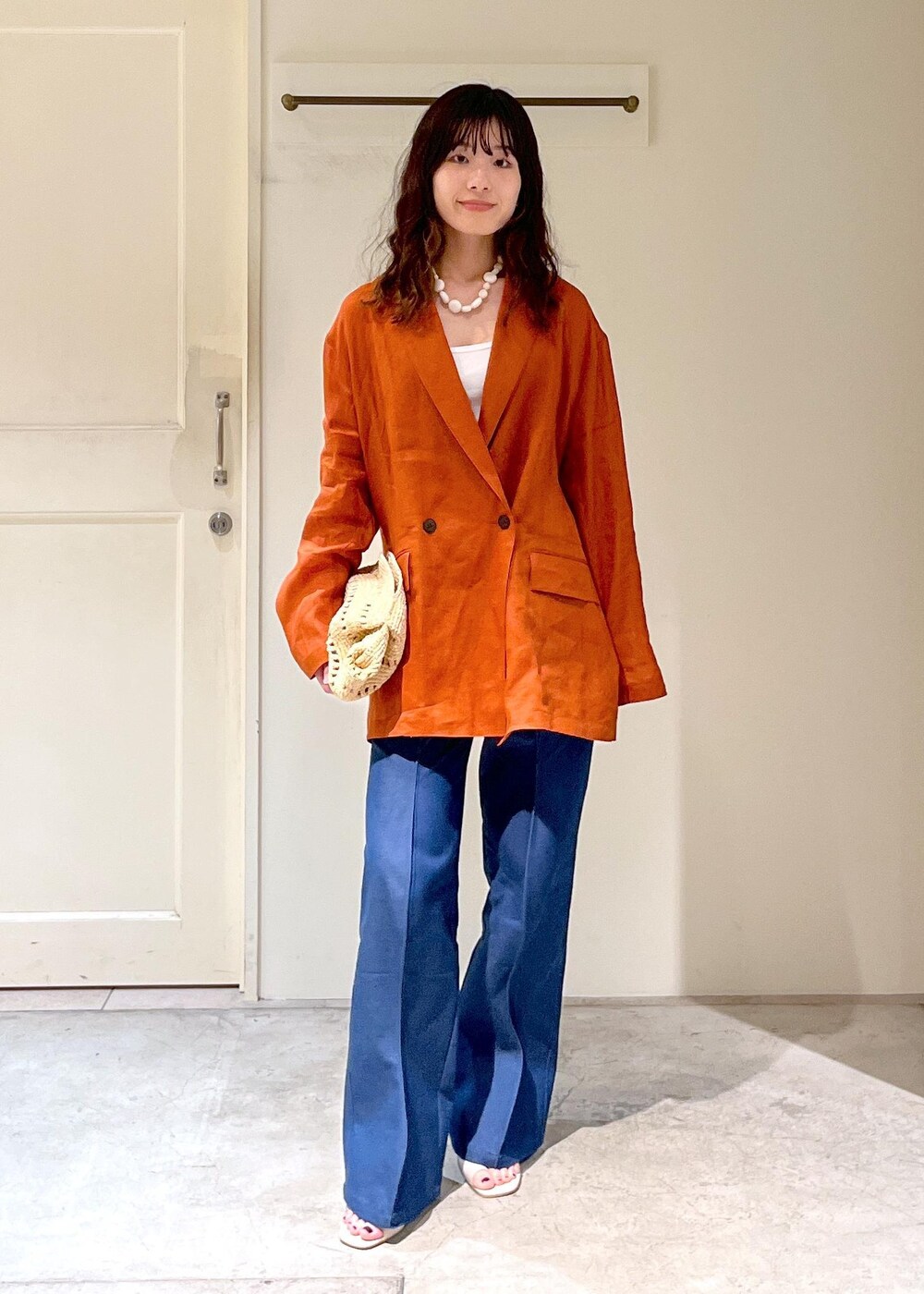 「羽織、テラコッタ、ホワイト、VELVETY INDIGO BLUE BLACK、CATERPILLAR 2 PT、デニム、レザー、MAISON N.H PARIS、CONSTANCE、Sapir Bachar、CARVED CORAL NECKLACE、春コーデ、初夏コーデ、夏コーデ、デートコーデ」｜「SALON adam et rope'のプリマベールファームリーリブタンクトップ［UVケア・洗える］（タンクトップ、ホワイト系）」を使った、michiruさん（レディース・156cm）の春コーディネートの2枚目の写真