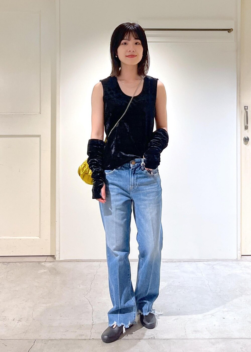 「クラッシュベロア、RED CARD TOKYO、LESLIE、MOONSTAR、ラバーシューズ、チェーンバッグ、ミニバッグ、audrey hepburn、audrey hepburn collection by jun、オードリー・ヘプバーン、オードリー・ヘプバーンコレクションバイジュン、アームカバー、NativeSilverStreams、シルバー、イエロー」|「MoonStarの【MOONSTAR FINE VULCANIZED(ムーンスター)】LITE PRIM ST(その他シューズ、ブラック系)」を使った、michiruさん(レディース・156cm)の夏コーディネートの5枚目の写真