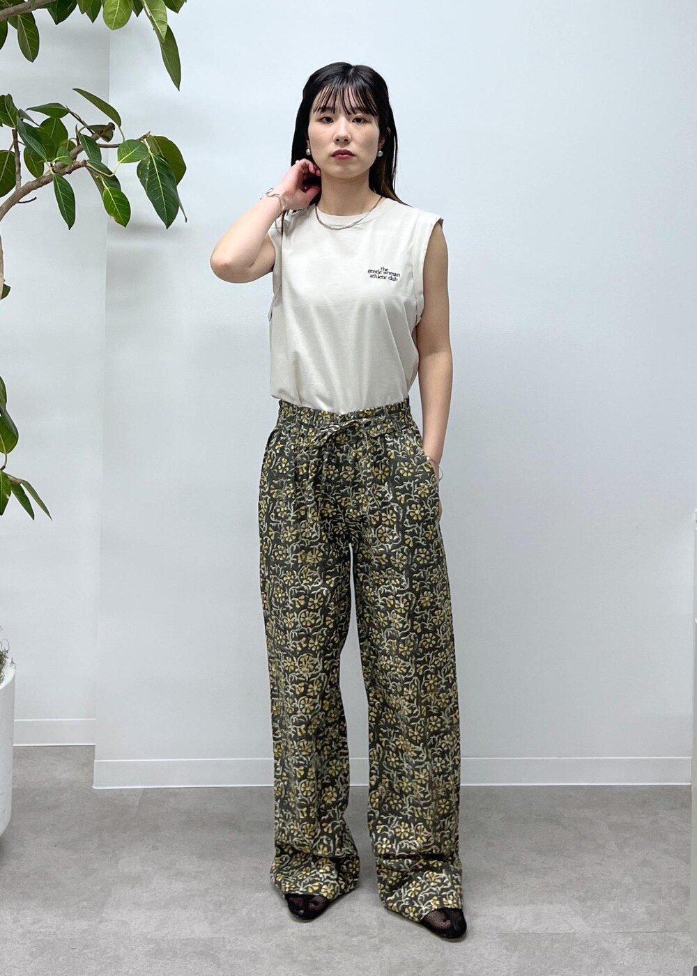 「チャコール、Americana for SALON、Americana、ノースリーブ、オフホワイト、COUTURE D'ADAM、ブロックプリント、グレー、柄、REMME、フラットシューズ、メッシュ、ブラック、MAISON N.H PARIS、クラッチバッグ」｜「REMMEの【REMME(レメ)】メッシュフラットシューズ（パンプス、ブラック系）」を使った、michiruさん（レディース・156cm）の冬コーディネートの8枚目の写真