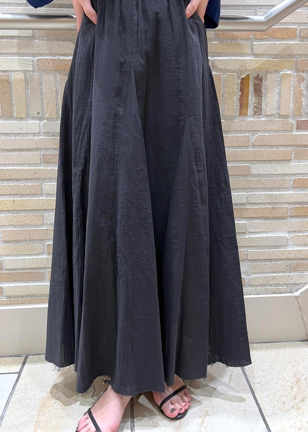 グリーン系のシャツ/ブラウス、ブラック系のサンダル、ブラック系のスカートを着用したレディースの春コーディネートの7枚目の写真