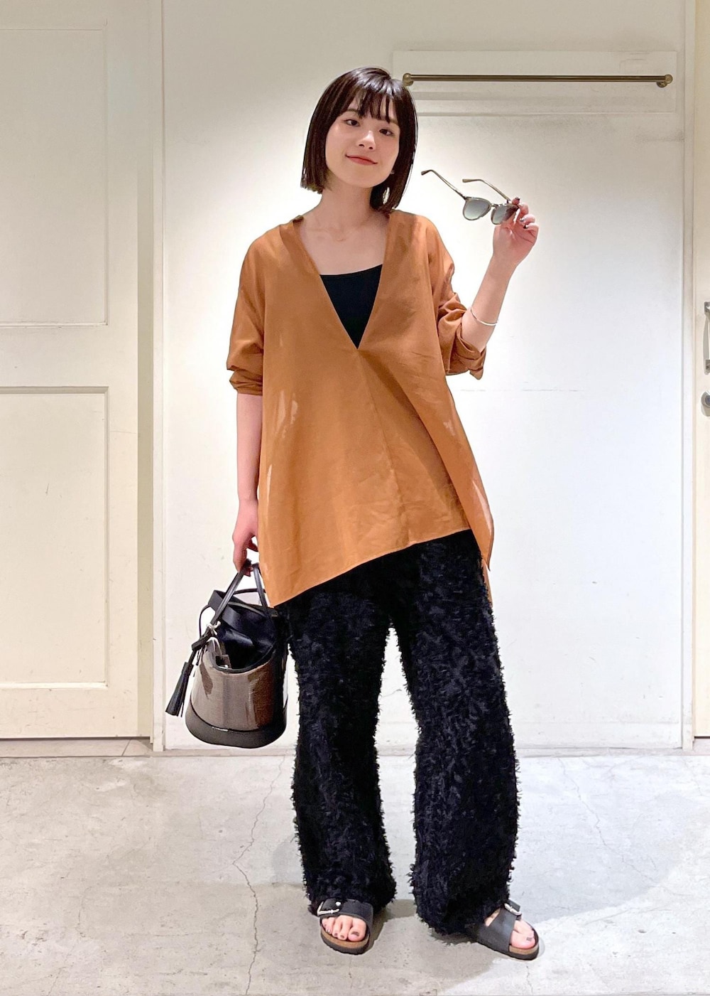 「オーガニックコットン、KINAN、タンクトップ、KIRYU、イージーパンツ、ジャガード、BIRKENSTOCK、Arizona Big Buckle LEOI、BAGMATI、クリアバッグ、messy weekend、サングラス、snapme_ap_sheer、ブラウン、カゴバッグ」|「BIRKENSTOCKの【BIRKENSTOCK】Arizona Big Buckle LEOI(サンダル、ブラック系)」を使った、michiruさん(レディース・156cm)の春コーディネートの4枚目の写真