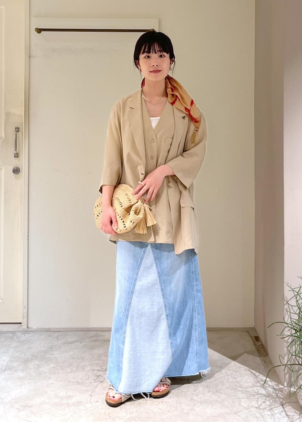 「GENTLE SILK、羽織、半袖、ウォッシャブルシルク、ベージュ、プリマベール、ホワイト、RED CARD TOKYO、vivan、ブルー、BIRKENSTOCK、Zurich、MAISON N.H PARIS、タイダイ染め、オレンジ」｜「SALON adam et rope'の[25SS]GENTLE SILKジレ【セットアップ対応】（ベスト、ベージュ系）」を使った、michiruさん（レディース・156cm）の春コーディネートの3枚目の写真