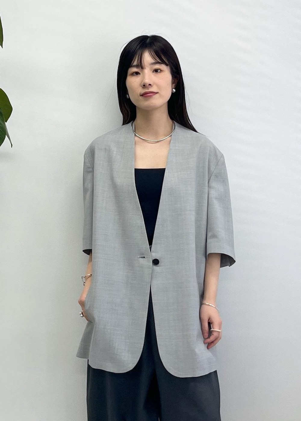 「Americana for SALON、Americana、ジャケット、ノーカラー、半袖、グレー、カーヴィーパンツ、チャコール、サンダル、ブラック、初春コーデ、春コーデ、初夏コーデ、お仕事コーデ、セレモニーコーデ」｜「AMERICANAの【Americana（アメリカーナ） for SALON】別注ジャケット（テーラードジャケット、グレー系）」を使った、michiruさん（レディース・156cm）の冬コーディネートの9枚目の写真