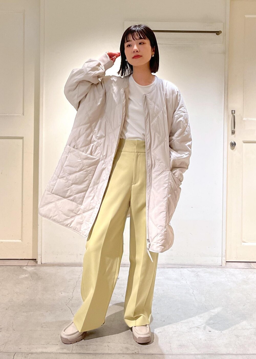 「バラクラバ、ベロア、MOONSTAR、810s、ホワイト、コート、キルティング、パンツ、イエロー、ハイウエスト、サロンアダムエロペ、SALON adam et ropé、23AW Outer、低身長、骨格ウェーブ」|「SALON adam et rope'の【撥水機能付き】バラクラバセットキルティングブルゾン/テントコート(ブルゾン、グレー系)」を使った、michiruさん(レディース・156cm)の秋コーディネートの7枚目の写真