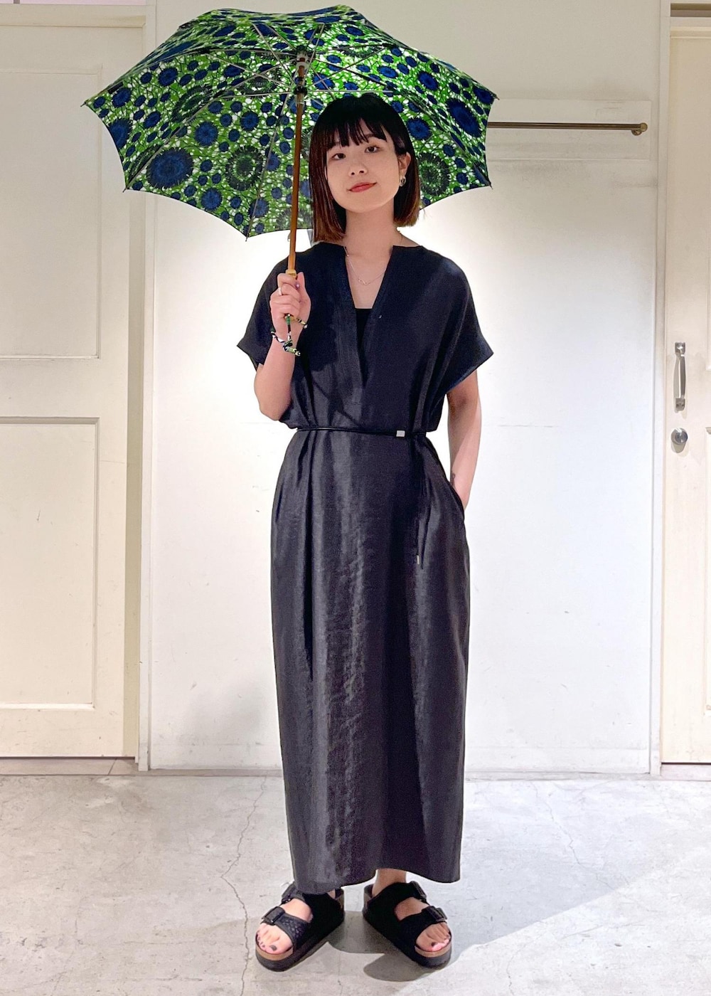 「カフタンワンピース、シャイニー、タンクトップ、KINAN、BIRKENSTOCK、Arizona、bonbonstore、日傘、ブラック、メッシュ、ワンピース、サンダル、サロンアダムエロペ、SALON adam et ropé、24SS夏の新作」｜「BIRKENSTOCKの【BIRKENSTOCK】Arizona Platform Flex Mesh（サンダル、ブラック系）」を使った、michiruさん（レディース・156cm）の春コーディネートの4枚目の写真