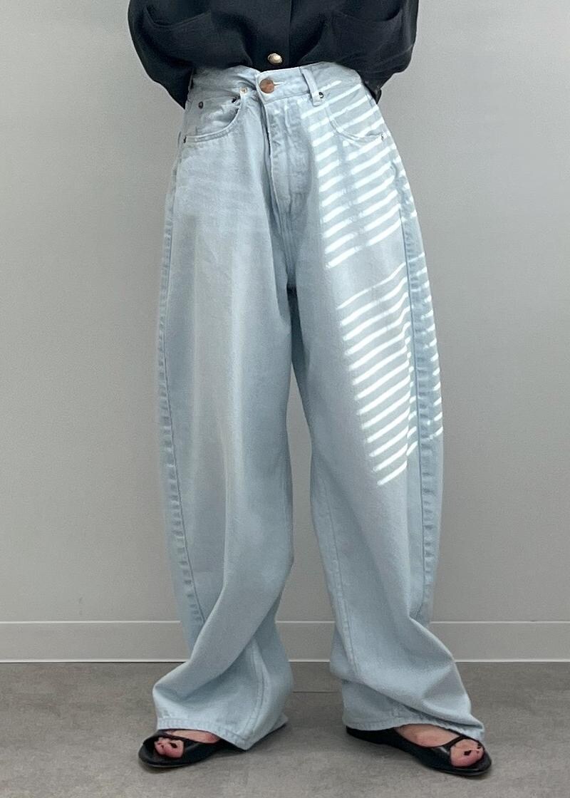 ブルー系のデニムパンツ、グレー系のカーディガン/ボレロ、ブラック系のショルダーバッグを着用したレディースの夏コーディネートの9枚目の写真