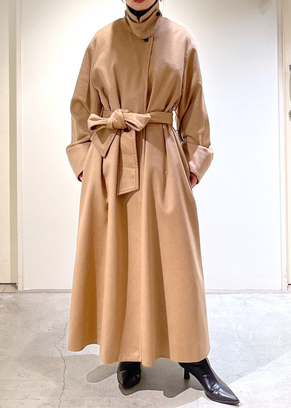 「PURE CASHMERE、カシミヤ、ロングコート、アウター、オーバーサイズ、ベージュ、Smile Cotton、スマイルコットン、タートルネック、Tシャツ、インナー、ブラック、helen Moore、ファーバッグ、ミニバッグ」｜「HELEN MOOREの【helen Moore】Detachable Gold（ハンドバッグ、ブラウン系）」を使った、michiruさん（レディース・156cm）の秋コーディネートの10枚目の写真