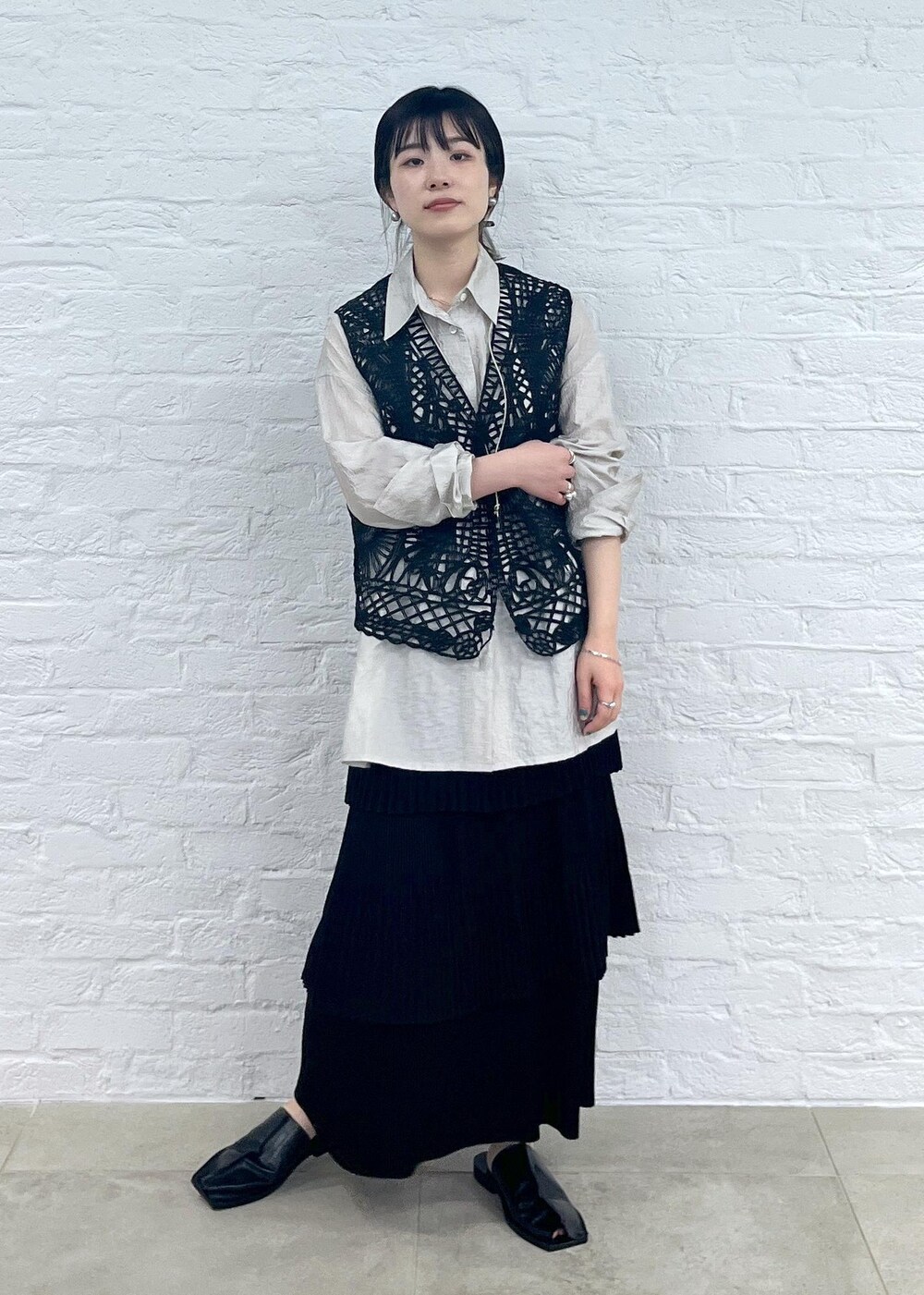 「24SS春の新作、Americana for SALON、Americana、アメリカーナ、別注、2way、カシュクール、レース、ジレ、サロンアダムエロペ、プリーツ、フラットシューズ、Gabriela Coll Garments、ガブリエラコールガーメンツ、24SSSALON展示会」｜「AMERICANAの【Americana for SALON】別注ライトシャインマルチシャツ【セットアップ対応】（シャツ/ブラウス、グレー系）」を使った、michiruさん（レディース・156cm）の冬コーディネートの3枚目の写真