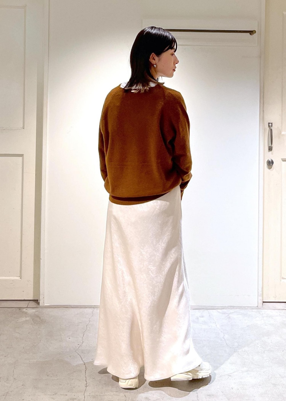 「カシミヤ、ニット、プルオーバー、ブラウン、Ｖネック、Jean Cocteau、Tシャツ、ホワイト、フレアスカート、サテン、New Balance、ML725、helen Moore、ファーバッグ、もこもこバッグ」｜「HELEN MOOREの【helen Moore】Detachable Gold（ハンドバッグ、ブラウン系）」を使った、michiruさん（レディース・156cm）の秋コーディネートの4枚目の写真