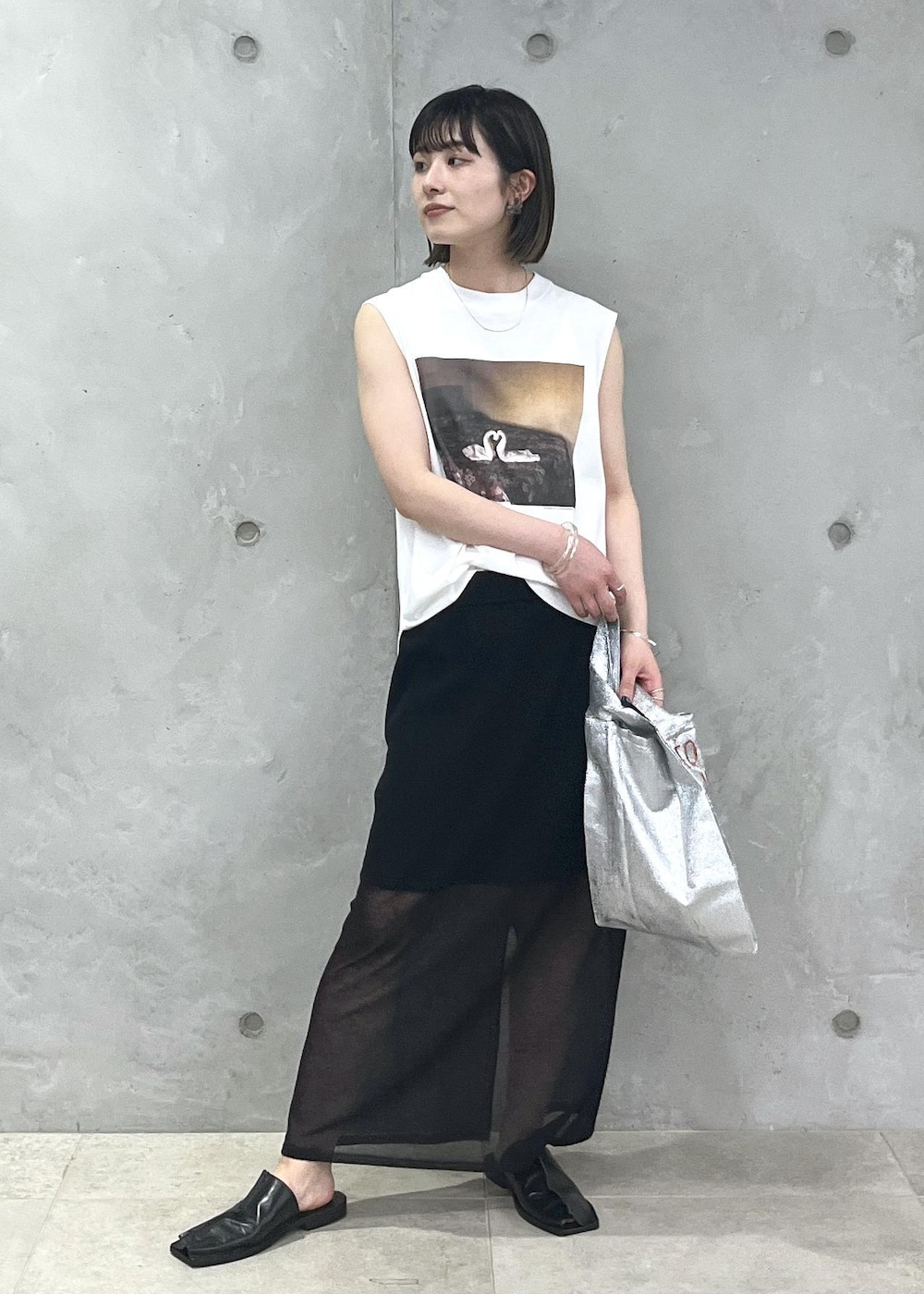 「Alec Soth、Tシャツ、シアー、Gabriela Coll Garments、BRIGITTE TANAKA × SALON、BRIGITTE TANAKA、ブリジットタナカ、シルバー、トートバッグ、ブラック、ホワイト、プルオーバー、ノースリーブ、スカート、タイトスカート」｜「SALON adam et rope'のシアーナローニットスカート【洗える】（スカート、ブラック系）」を使った、michiruさん（レディース・156cm）の春コーディネートの7枚目の写真