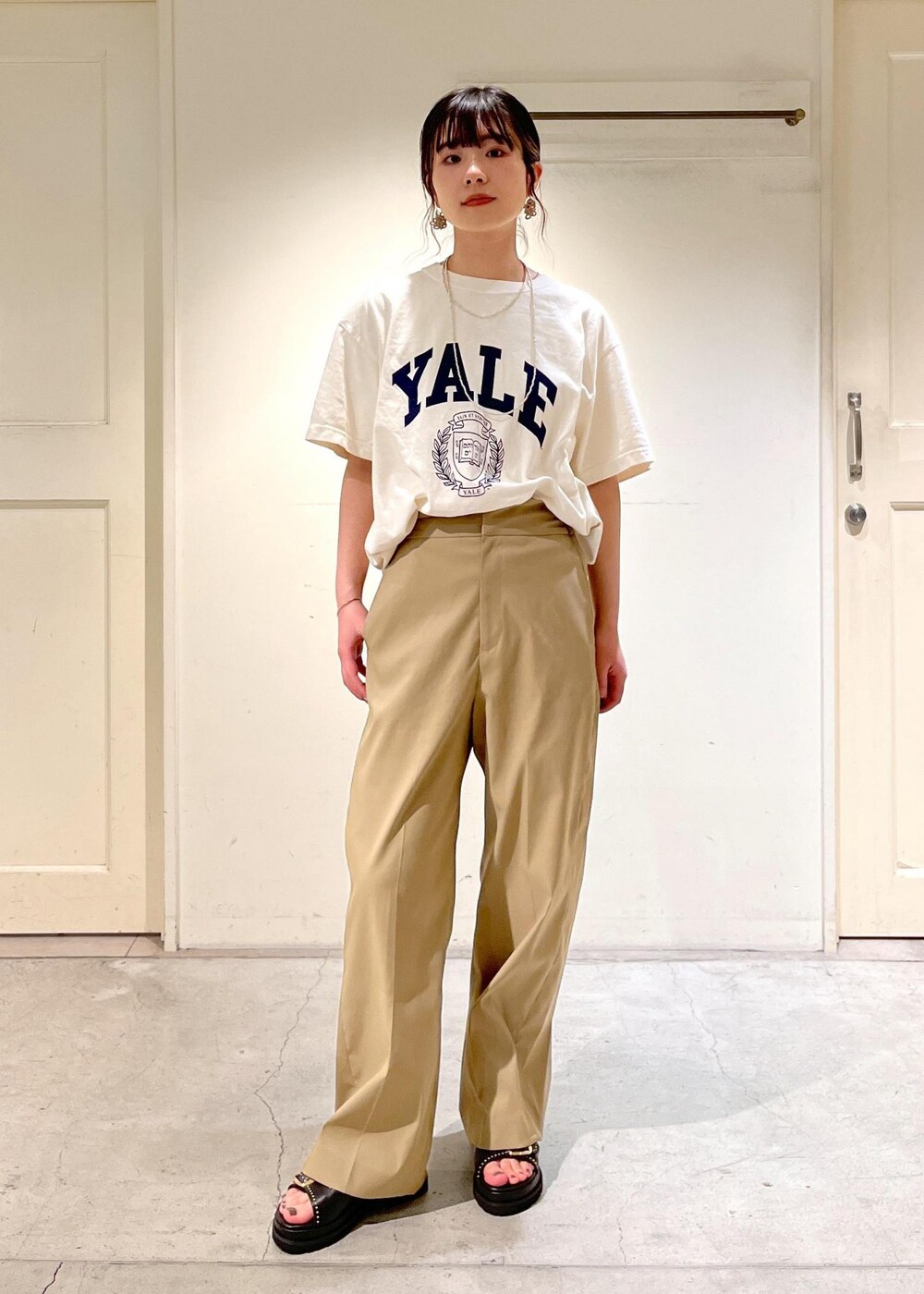 「24SS春の新作、UP + LIKE LINEN、GOOD ROCK SPEED、YALE、別注、MOHI、KARL BLOSSFELD、トートバッグ、サロンアダムエロペ、24SS_SALON_OUTER、春アウター、ERICKA NICOLAS BEGAY、ナバホパール、シルバーアクセサリー、ベージュ」|「SALON adam et rope'の【KARL BLOSSFELD】フォトプリントトートバッグ(トートバッグ、ホワイト系)」を使った、michiruさん(レディース・156cm)の冬コーディネートの10枚目の写真