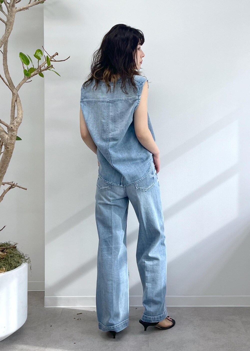 「ハーフスリーブ、ブラック、羽織、RED CARD TOKYO for SALON、RED CARD TOKYO、デニム、GILET blouse、easy SLOGAN、ブルー、BRENTELLA、VIRNINA、ミュール、春コーデ、初夏コーデ、夏コーデ」｜「RED CARD TOKYOの【RED CARD TOKYO（レッドカードトーキョー）for SALON】別注GILET blouse / デニムジレベスト（ベスト、ブルー系）」を使った、michiruさん（レディース・156cm）の春コーディネートの7枚目の写真