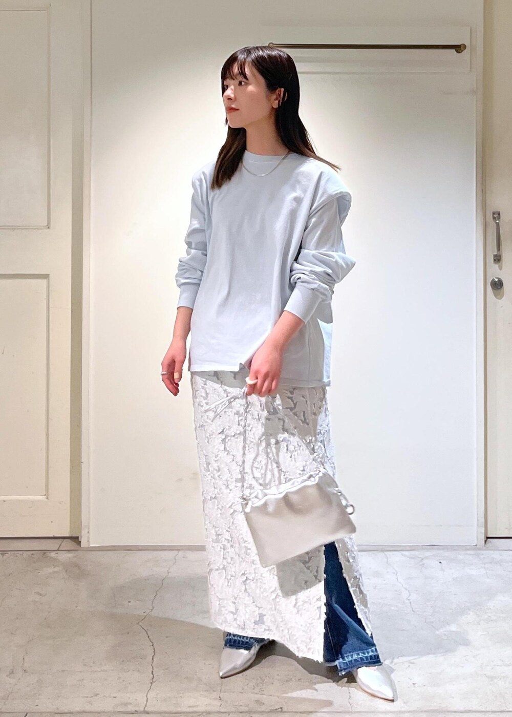 「KURO、Tシャツ、タイトスカート、ホワイト、デニム、ネイビー、レザー、シルバー、ミニバッグ、初春コーデ、春コーデ、デートコーデ、お出かけコーデ、旅行コーデ、推し活コーデ」|「SALON adam et rope'のエルブジャガードスリットナロースカート(スカート、ホワイト系)」を使った、michiruさん(レディース・156cm)の春コーディネートの2枚目の写真