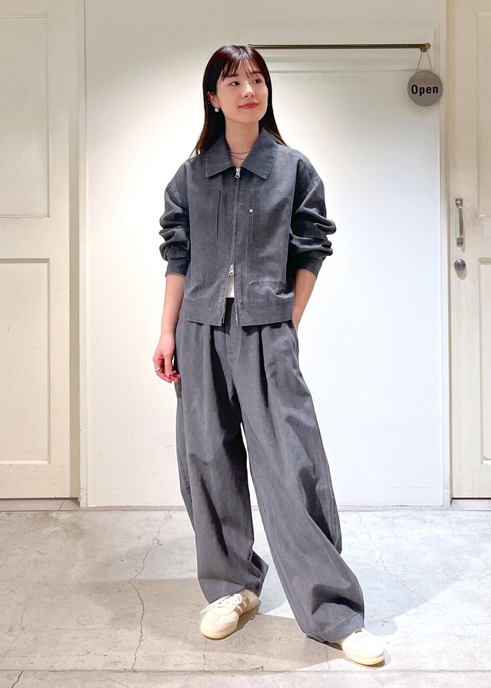 「ジップ、チャコール、カーヴィーパンツ、ホワイト、スニーカー、adidas、レザーバッグ、チェーンバッグ、クラッチバッグ、初春コーデ、春コーデ、デートコーデ、お出かけコーデ、旅行コーデ、アウトドアコーデ」｜「SALON adam et rope'の【2WAY】レザースクエアチェーンクラッチショルダーバッグ（ショルダーバッグ、グリーン系）」を使った、michiruさん（レディース・156cm）の春コーディネートの7枚目の写真