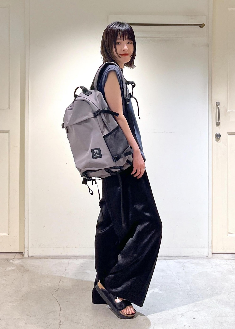 「夏コーデ、デザインTOPS、Americana、チャコール、オールインワン、アセテート、サテン、BIRKENSTOCK、Arizona Platform Flex Mesh、KiU for SALON、KiU、リュック、別注、アクティブコーデ、バックパック」｜「AMERICANAの【Americana（アメリカーナ）】ロゴプリントロールアップT2（Tシャツ/カットソー、ブラック系）」を使った、michiruさん（レディース・156cm）の夏コーディネートの2枚目の写真