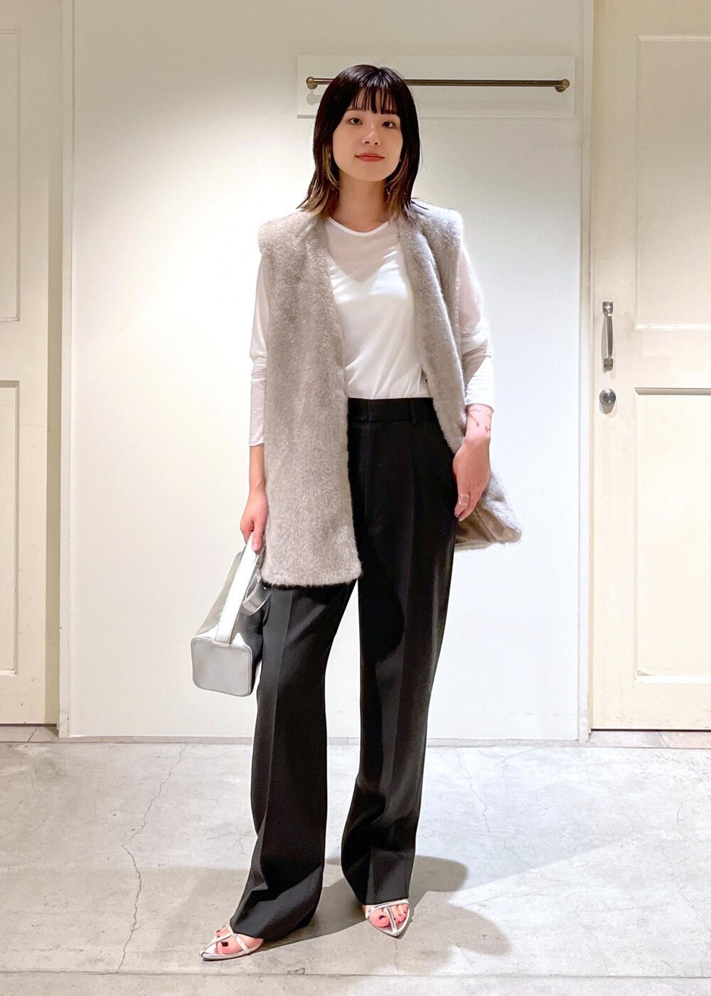 「ジレ、GGG for SALON、GOOD PEOPLE GOOD STITCHING GOOD PRODUCT、シアー、VISTO WOOL GABA、ウール、ボディバッグ、レザー、ブラック、シルバー、グレー、ファー、ホワイト、Tシャツ、クルーネック」|「SALON adam et rope'の【雑誌掲載】【追加】レザーボックスショルダーバッグ(ショルダーバッグ、シルバー系)」を使った、michiruさん(レディース・156cm)の秋コーディネートの3枚目の写真