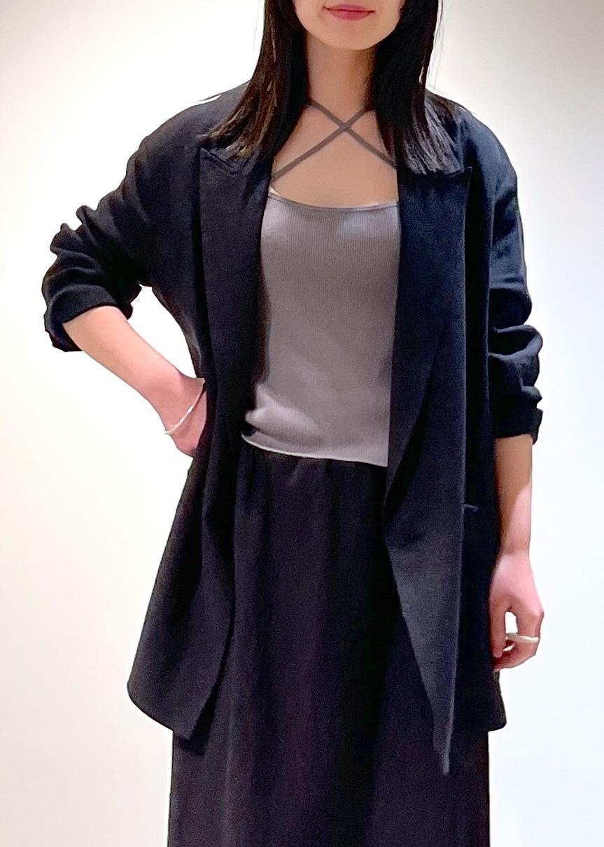 「ダブルジャケット、キュプラコットン、グレー、REMME、Americana for SALON、ミニバッグ、チャーム、初春コーデ、春コーデ、お仕事コーデ、セレモニーコーデ、卒業式コーデ、卒園式コーデ、授業参観日コーデ、入学式コーデ」|「SALON adam et rope'の【セットアップ対応】キュプラコットンリブクロスキャミソール(キャミソール、グレー系)」を使った、michiruさん(レディース・156cm)の冬コーディネートの7枚目の写真