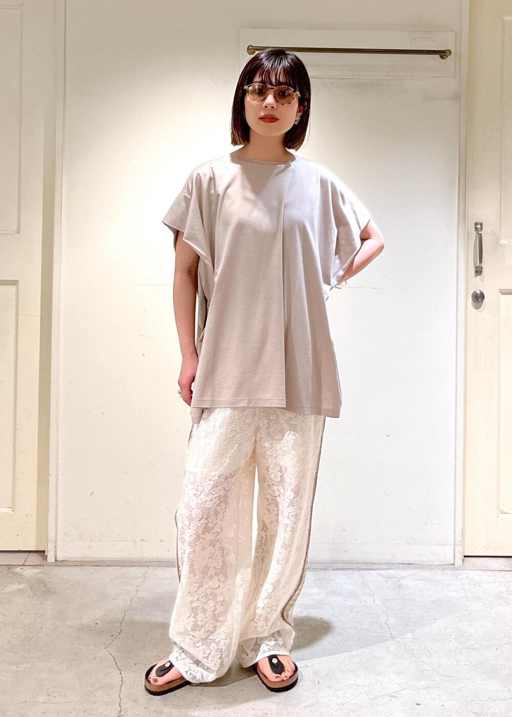 「Tシャツ、オーガニックコットン、BIRKENSTOCK、Gizeh Big Buckle LEOI、IZIPIZI、POPUP、サングラス、bonbonstore、日傘、ベージュ、プルオーバー、オーバーサイズ、ホワイト、パンツ、レース」｜「SALON adam et rope'のスムースフロープルオーバー/ビッグTシャツ【接触冷感・UVケア】（Tシャツ/カットソー、ベージュ系）」を使った、michiruさん（レディース・156cm）の春コーディネートの9枚目の写真