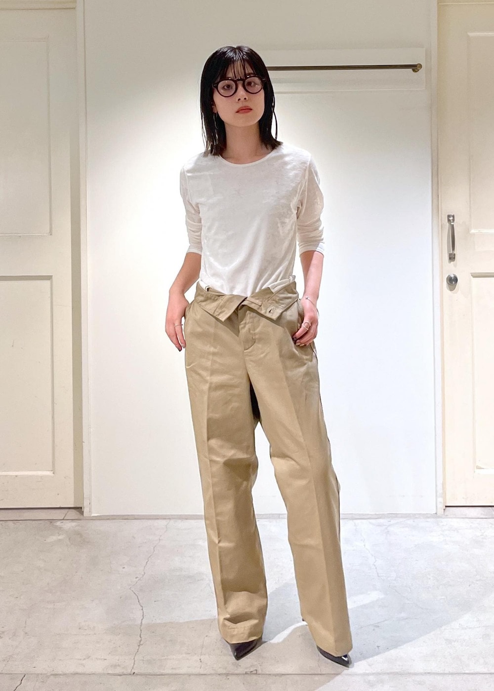 「新作、2way、クラッシュベロア、ロンT、Americana for SALON、Americana、TEMBEA×Americana×SALON、TEMBEA、ポシェット、グレー、ホワイト、プルオーバー、長袖、Tシャツ、ベージュ」｜「SALON adam et rope'のクラッシュベロア2WAYロングスリーブTシャツ【セットアップ対応・洗える】（Tシャツ/カットソー、ホワイト系）」を使った、michiruさん（レディース・156cm）の秋コーディネートの4枚目の写真