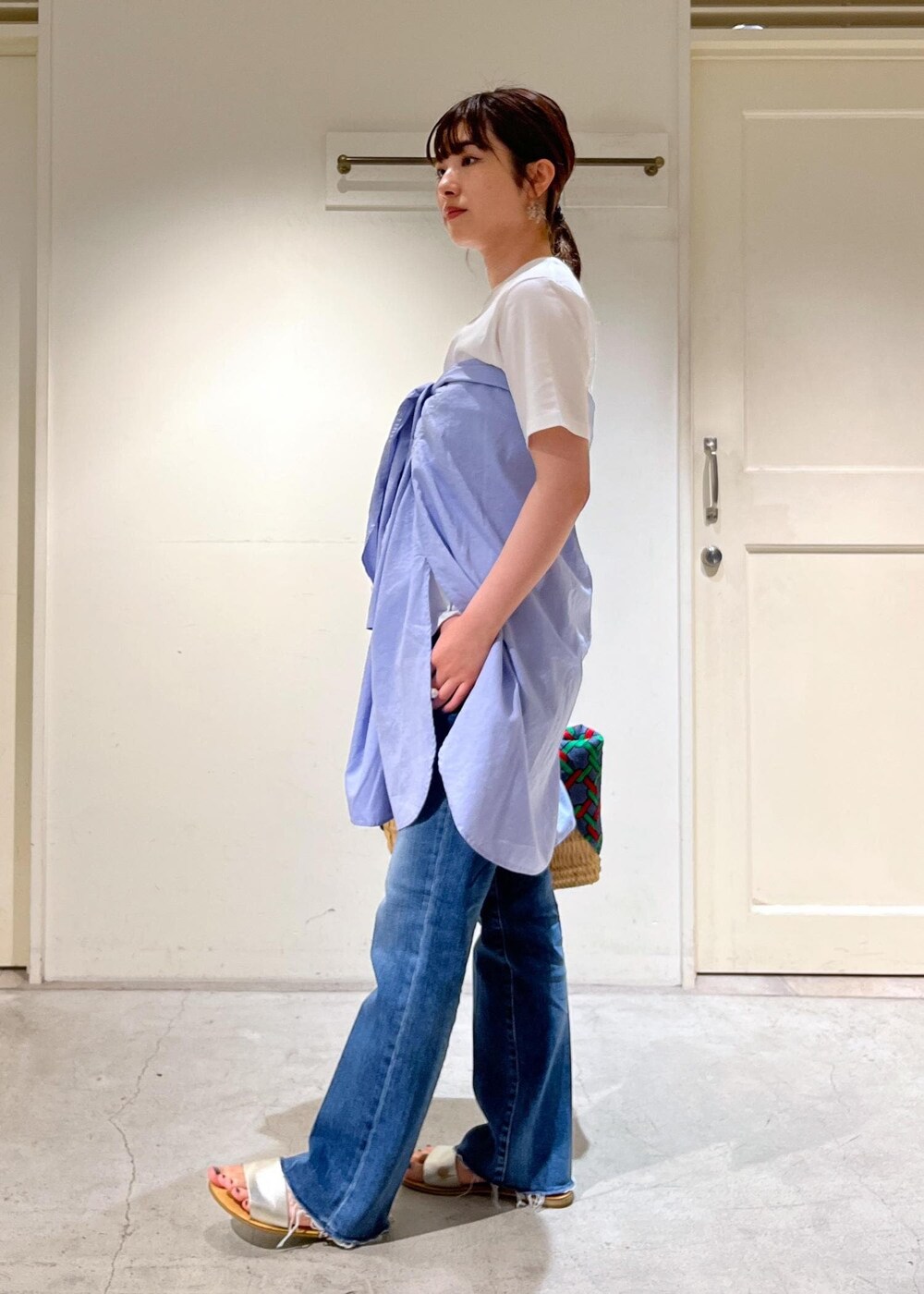「23SS夏の新作、骨格ウェーブ、ブルベ、低身長、Tシャツ、GOOD LUCK COMES、シャツ、Americana、アメリカーナ、あづま袋、redcardtokyo、サロンアダムエロペ、Marmalade Midrise、マーマレード、カゴバッグ」｜「AMERICANAの【WEB限定】【Americana（アメリカーナ）】レギュラーカラービッグシャツ（シャツ/ブラウス、ブルー系）」を使った、michiruさん（レディース・156cm）の夏コーディネートの4枚目の写真