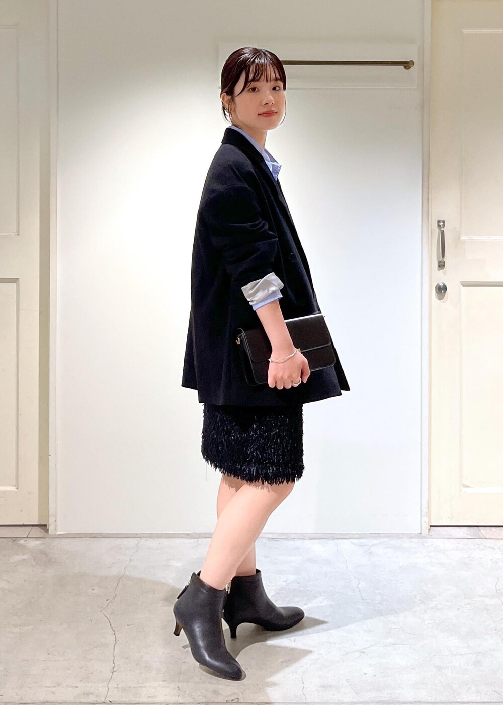 「新作、Americana for SALON、Americana、近江晒、ウール、フェザー、ミニバッグ、クラッチバッグ、REMME、ブラック、ジャケット、オーバーサイズ、ダブルボタン、ブルー、シャツ」|「SALON adam et rope'のフェザーレイヤードスカート/ミニスカート【洗える】(スカート、ブラック系)」を使った、michiruさん(レディース・156cm)の夏コーディネートの3枚目の写真