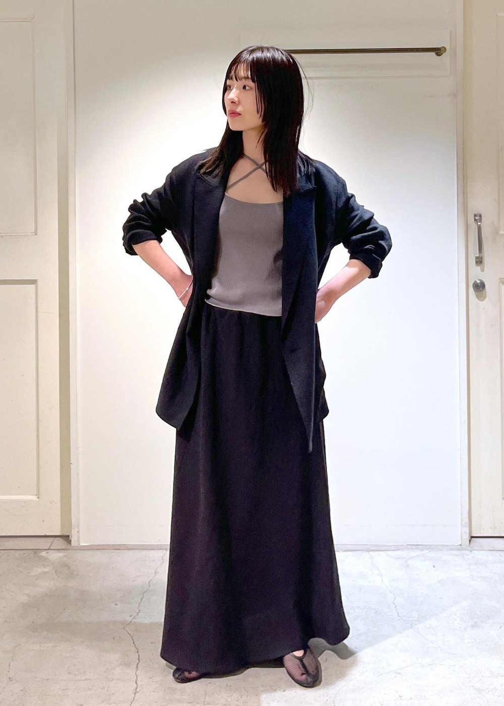 「ダブルジャケット、キュプラコットン、グレー、REMME、Americana for SALON、ミニバッグ、チャーム、初春コーデ、春コーデ、お仕事コーデ、セレモニーコーデ、卒業式コーデ、卒園式コーデ、授業参観日コーデ、入学式コーデ」|「SALON adam et rope'の【セットアップ対応】キュプラコットンリブクロスキャミソール(キャミソール、グレー系)」を使った、michiruさん(レディース・156cm)の冬コーディネートの4枚目の写真
