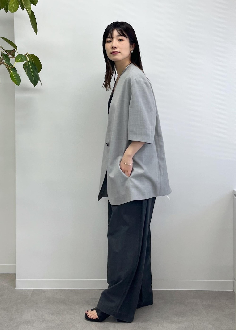 「Americana for SALON、Americana、ジャケット、ノーカラー、半袖、グレー、カーヴィーパンツ、チャコール、サンダル、ブラック、初春コーデ、春コーデ、初夏コーデ、お仕事コーデ、セレモニーコーデ」｜「AMERICANAの【Americana（アメリカーナ） for SALON】別注ジャケット（テーラードジャケット、グレー系）」を使った、michiruさん（レディース・156cm）の冬コーディネートの7枚目の写真