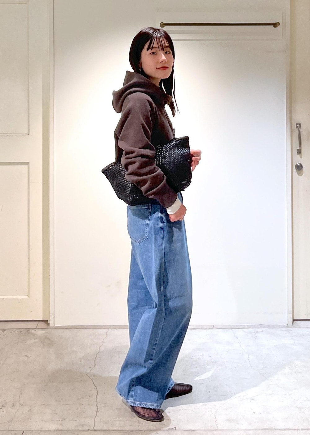 「アズマ裏毛、カーキ、RED CARD TOKYO、Montana、デニム、バギーデニム、REMME、BAGMATI、レザー、初春コーデ、春コーデ、運動会コーデ、お出かけコーデ、旅行コーデ、アウトドアコーデ」｜「RED CARD TOKYOの【RED CARD TOKYO（レッドカードトーキョー）】別注Montana/モンタナバギーデニム2（デニムパンツ、ブルー系）」を使った、michiruさん（レディース・156cm）の春コーディネートの6枚目の写真