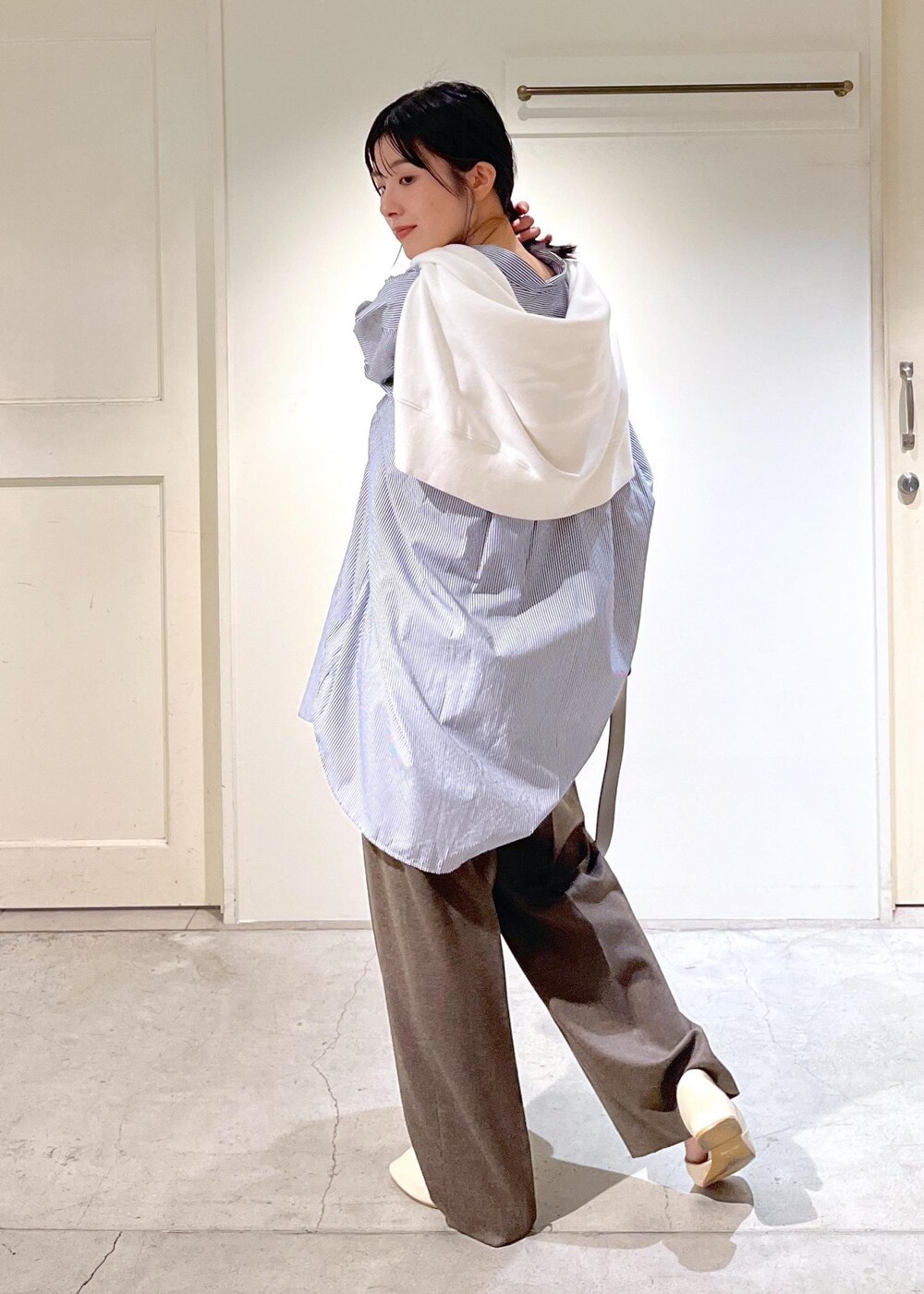 「INDIVIDUALIZED SHIRTS for SALON、シャツ、ストライプ、オーバーサイズ、ブルー、クロップド丈、ホワイト、ウール、ワイド、ブラウン、クラッチバッグ、レザー、秋コーデ、初冬コーデ、お仕事コーデ」｜「SALON adam et rope'の2WAYレザーフラップミニショルダーバッグ/クラッチバッグ（ショルダーバッグ、ブラウン系）」を使った、michiruさん（レディース・156cm）の秋コーディネートの4枚目の写真