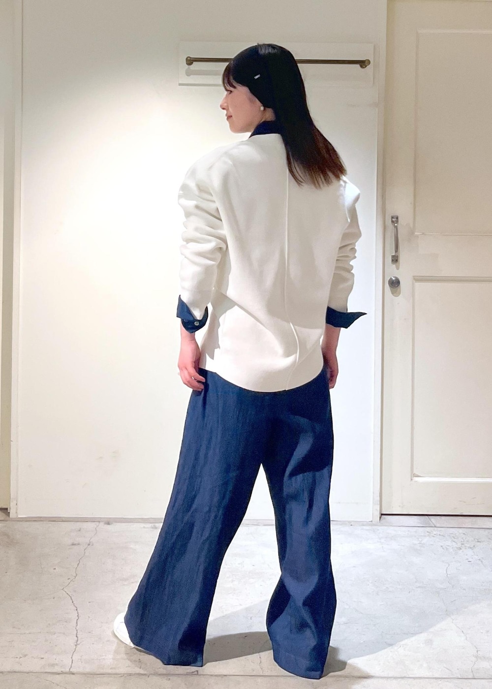 「金ボタン、Ｖネック、デニム、adidas、SUPERSTAR82、heyep、ヘアバンド、初春コーデ、春コーデ、デートコーデ、お出かけコーデ、旅行コーデ、アウトドアコーデ、推し活コーデ、女子会コーデ」｜「SALON adam et rope'のオープンカラーリラクシーデニムオールインワン（つなぎ/オールインワン、ブルー系）」を使った、michiruさん（レディース・156cm）の春コーディネートの5枚目の写真