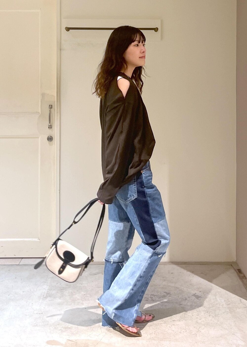「Baserange、PIN LONG SLEEVE TEE、デニム、COTTON USA、Brady、COLNE MINI、初春コーデ、春コーデ、デートコーデ、お出かけコーデ、旅行コーデ、アウトドアコーデ、推し活コーデ、女子会コーデ、大人カジュアル」｜「SALON adam et rope'のナローストラップサンダル（サンダル、その他）」を使った、michiruさん（レディース・156cm）の春コーディネートの3枚目の写真