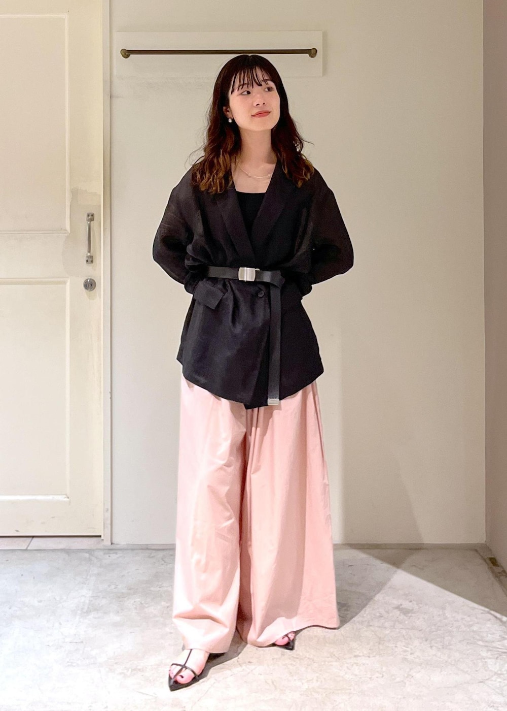 「羽織、Baserange、CABLE PANTS、BAGMATI、シルバー、春コーデ、初夏コーデ、デートコーデ、お出かけコーデ、旅行コーデ、推し活コーデ、女子会コーデ、大人カジュアル、パンツスタイル、カジュアルコーデ」|「SALON adam et rope'のナローストラップサンダル(サンダル、ブラック系)」を使った、michiruさん(レディース・156cm)の春コーディネートの7枚目の写真
