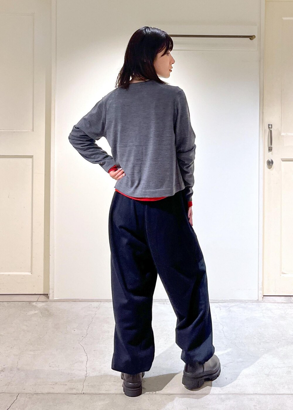 「ウォッシャブルウール、レッド、Americana for SALON、Americana、スウェット、REMME、R&D.M.Co-OLDMAN'S TAILOR、ショルダーバッグ、ウエストポーチ、ミニバッグ、グレー、ネイビー、ブラック、レザー、厚底」｜「SALON adam et rope'のウォッシャブルウールクルーネックカーディガン（カーディガン/ボレロ、グレー系）」を使った、michiruさん（レディース・156cm）の秋コーディネートの6枚目の写真