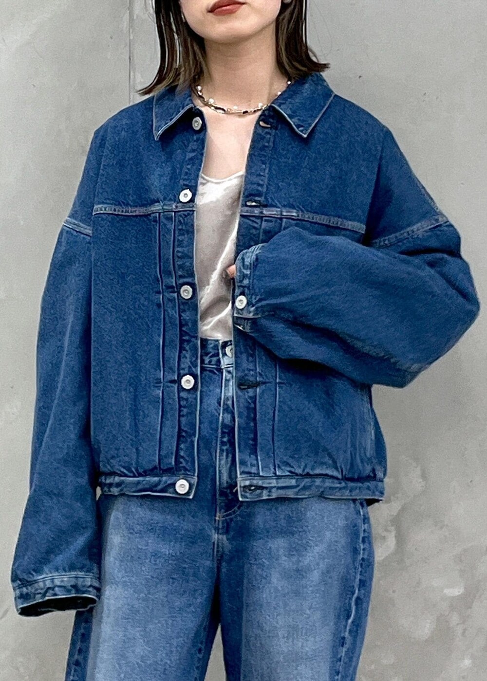 「24SS春の新作、KURO、クロ、ベロア、Tシャツ、2way、別注、サロンアダムエロペ、Gabriela Coll Garments、ガブリエラコールガーメンツ、ブルー、デニム、ジャケット、インディゴブルー、ベージュ」｜「SALON adam et rope'のクラッシュベロア2WAYロングスリーブTシャツ【セットアップ対応・洗える】（Tシャツ/カットソー、ベージュ系）」を使った、michiruさん（レディース・156cm）の冬コーディネートの8枚目の写真
