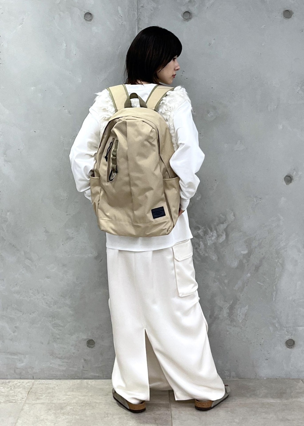 「ファー、Yves Klein、Tシャツ、WEB限定、ミリタリースカート、サテン、マザーズリュック、トップス、Tシャツ/カットソー、ベスト、SHJ34210、SHM34720、24バッグ_pickup、NEWバッグ_pickup、YvesKlein」｜「SALON adam et rope'の[新色追加！]【WEB限定】[ショルダーバッグ付き・ユニセックスで使える・軽量]マザーズリュック3（バックパック/リュック、ホワイト系）」を使った、michiruさん（レディース・156cm）の夏コーディネートの6枚目の写真