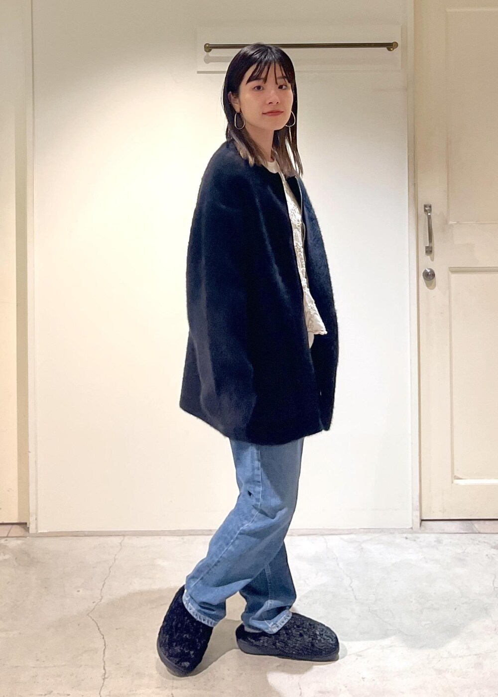 「フォックスカシミヤ、アウター、ブラック、Tシャツ、ベロア、シアー、ホワイト、レース、フラワー、RED CARD TOKYO、デニム、SUBU、スリッポン、秋コーデ、初冬コーデ」｜「SALON adam et rope'のフォックスカシミヤノーカラーブルゾン（ブルゾン、ブラック系）」を使った、michiruさん（レディース・156cm）の冬コーディネートの5枚目の写真