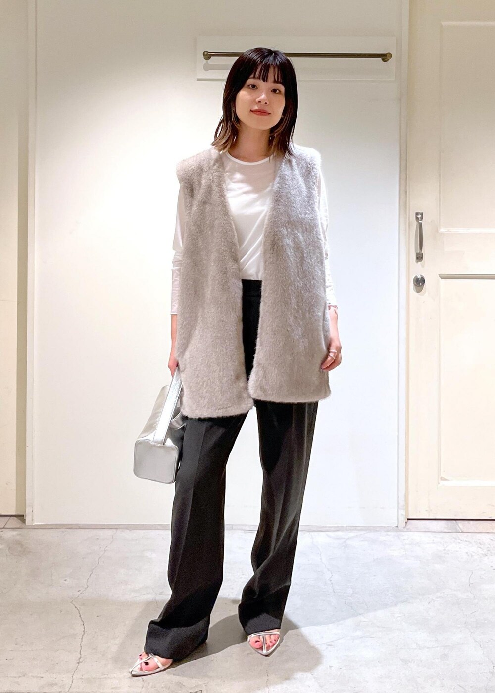 「ジレ、GGG for SALON、GOOD PEOPLE GOOD STITCHING GOOD PRODUCT、シアー、VISTO WOOL GABA、ウール、ボディバッグ、レザー、ブラック、シルバー、グレー、ファー、ホワイト、Tシャツ、クルーネック」|「SALON adam et rope'の【雑誌掲載】【追加】レザーボックスショルダーバッグ(ショルダーバッグ、シルバー系)」を使った、michiruさん(レディース・156cm)の秋コーディネートの2枚目の写真